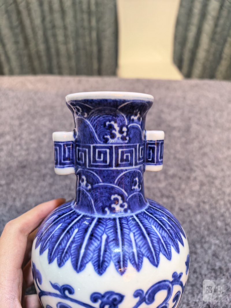 清乾隆 青花缠枝莲贯耳小瓶 - 图10